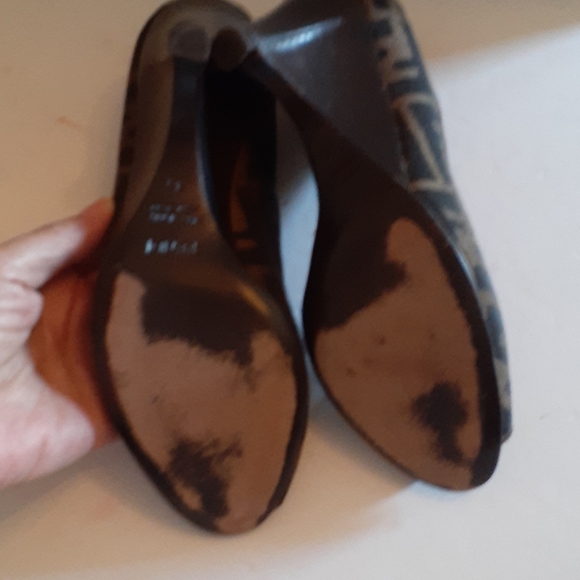 Fendi  FF Logo Shoes. - Picture 6 of 8